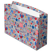 4. Juli Muster 04x4 LGrey BG Große Geschenktüte (Rückseite Schrägansicht)