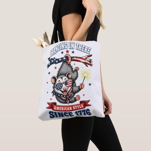4. Juli Opossum Hängende Tasche (Von Nahem)