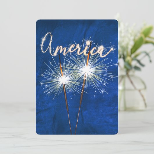 4. Juli Party Sparkler auf blaue Einladung (Stehend Vorderseite)