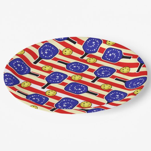 4. Juli Pickleball Rot Weiß Gelbe Balls Pappteller (Schrägansicht)