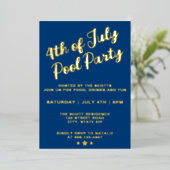 4. Juli Pool Party Blue Elegante Script Folieneinladung (Stehend vorne)