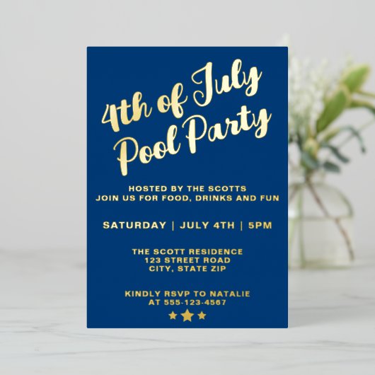 4. Juli Pool Party Blue Elegante Script Folieneinladung (Stehend vorne)
