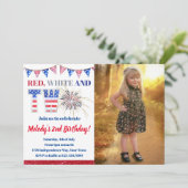 4. Juli Red White & ZWEI Firecracker Geburtstag Einladung (Stehend Vorderseite)