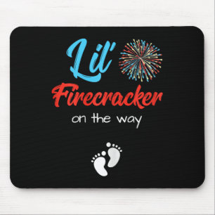 4. Juli Schwangerschaft Shirt Lil' Firecracker auf Mousepad