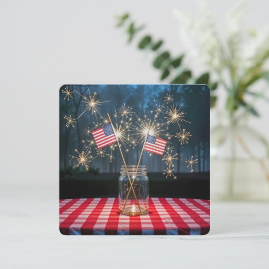 4. Juli Sparklers and Flags Einladung (Stehend Vorderseite)