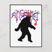 4. Juli Squatchin' w/Fireworks Postkarte (Vorderseite)