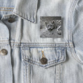 4 Monate alter Schneeleopardenbecher über einen Fe Button (Beispiel)