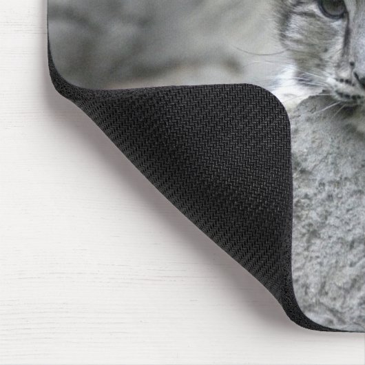 4 Monate alter Schneeleopardenbecher über einen Fe Mousepad (Ecke)