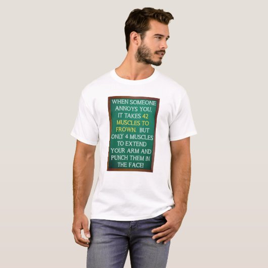 4 Muskeln, um Funny Tshirt zu punch (Vorne ganz)