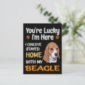 4 Sie haben Glück beim Zuhause mit meinem Beagle Postkarte (Stehend Vorderseite)