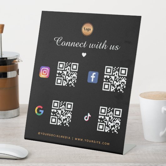 4 Social Media Qr Code Gold Logo TikTok Facebook Sockelschild (In Situ)