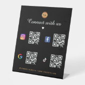 4 Social Media Qr Code Gold Logo TikTok Facebook Sockelschild (Vorderseite)