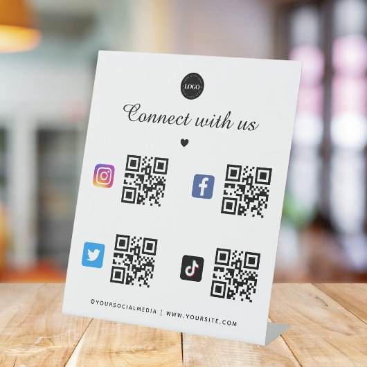 4 Social Media Qr Code Herzlogos TikTok Facebook Sockelschild