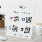 4 Social Media Qr Code Scan Logo TikTok Instagram Sockelschild (In Situ)