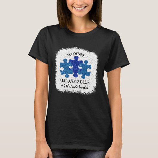 4th Grade Teacher Autism Awareness In April We Wea T-Shirt (Vorderseite)