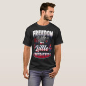 4th Of July Freedom With My Firecrackers Patriotic T-Shirt (Vorne ganz)