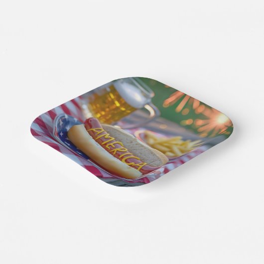 4th of July Hot Dog With Beer and Fries Pappteller (Gewinkelt)