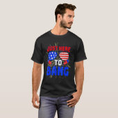 4th Of July I m Just Here To Bang USA Flag Sunglas T-Shirt (Vorne ganz)