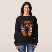 4th Of July US Flag Rhodesian Ridgeback Dog Sweatshirt (Vorne ganz)