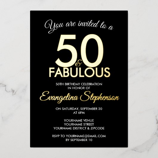 50 and Fabulous Modern Black Gold 50th Birthday  Folieneinladung (Vorderseite)