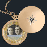 50. Andenken des Jahrestags-goldenes Foto-Spant-| Vergoldete Kette<br><div class="desc">Dieses ist ein einzigartiges, hat Gedenkandenken des eleganten personalisierten Effekt-Jahrestages der Halskette des Jahrestages des Fotos goldenen hängenden glänzenden Goldihre eigene personalisierte Fotoschablone der glücklich verheirateten Jahrestagspaare von fünfzig Jahren zentriert und gerahmt durch einen Kreis der eleganten verzierten Goldstrudelentwürfe. An der Unterseite sind die verheirateten Paarnamen und das Hochzeitsjahrestagsdatum in...</div>