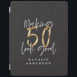 50 aussehen gut Gold Geburtstagsfeier iPad Hülle<br><div class="desc">Feiern Sie Ihren 50. Geburtstag stilvoll mit diesem schwarzen,  weißen und goldenen Effekt 50 und fabelhaftem Geburtstagsdesign. Modernes Design mit Skripttext und fett gedruckter Grafik. Ändern Sie die Farbe,  um sie anzupassen. Teil einer Sammlung.</div>