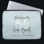 50 aussehen wie Gold Geburtstagsfeier Laptopschutzhülle<br><div class="desc">Feiern Sie Ihren 50. Geburtstag stilvoll mit diesem schicken,  eleganten 50. Geburtstagsdesign. Modernes Design mit Skripttext und fett formatierter Grafik. Ändern Sie die Farbe,  um sie anzupassen. Teil einer Sammlung.</div>