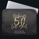 50 aussehen wie Gold Geburtstagsfeier Laptopschutzhülle<br><div class="desc">Feiern Sie Ihren 50. Geburtstag stilvoll mit diesem schwarzen,  weißen und goldenen Effekt 50 und einem fabelhaften Geburtstagsdesign. Modernes Design mit Skripttext und fett formatierter Grafik. Ändern Sie die Farbe,  um sie anzupassen. Teil einer Sammlung.</div>