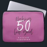 50 aussehen wie Gold Geburtstagsfeier Laptopschutzhülle<br><div class="desc">Feiern Sie Ihren 50. Geburtstag stilvoll mit diesem schicken,  eleganten 50. Geburtstagsdesign. Modernes Design mit Skripttext und fett formatierter Grafik. Ändern Sie die Farbe,  um sie anzupassen. Teil einer Sammlung.</div>
