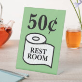 50 Cent für die Toilettenpapier-Rolle des öffentli Sockelschild (In Situ)