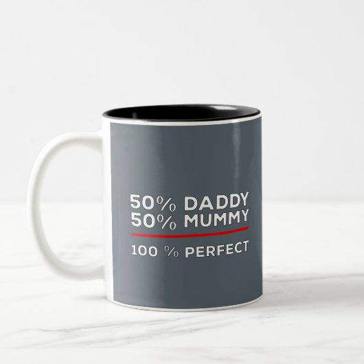 50% Daddy 50% Mama 100% Perfect Zweifarbige Tasse (Links)