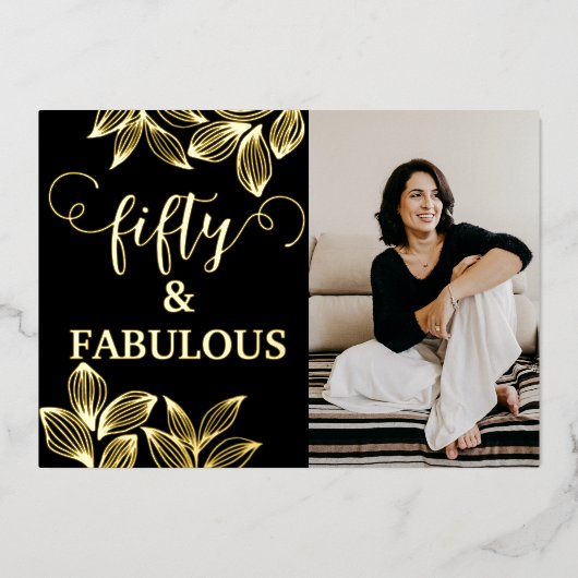 50 & fabelhaftes Black & Gold Foto Geburtstag Folieneinladung (Vorderseite)