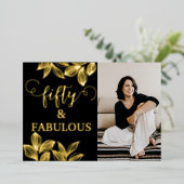 50 & fabelhaftes Black & Gold Foto Geburtstag Folieneinladung (Stehend vorne)