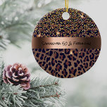 50 & Fabulous Birthday Party Leopard Muster Glasur Keramik Ornament<br><div class="desc">Elegant, cool, glamourös und feminin für eine 50 & fabelhafte Geburtstagsparty mit braunem, goldfarbenem und schwarzem Leopardenmuster, dekoriert mit goldenen Konfetti. Vorlage für einen Namen und Alter 50. Ein Imitat bronze metallisch aussehende Band. Schwarze handgeschriebene Schrift, Buchstaben. Zurück: Vorlage für ein Datum. Geburtsdatum oder Geburtsdatum des Meilensteins Perfekt als Geburtstagsgeschenk,...</div>
