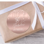 50 Fabulous Birthday Party Rose Gold Glitter Runder Aufkleber<br><div class="desc">Send out your fiftieth birthday party invitations and correspondence sealed with these elegant and chic personalized stickers. "50 & Fabulous" is written in stylish white script against a rose gold background,  with rose gold faux glitter dripping from the top. You can personalize with your name.</div>