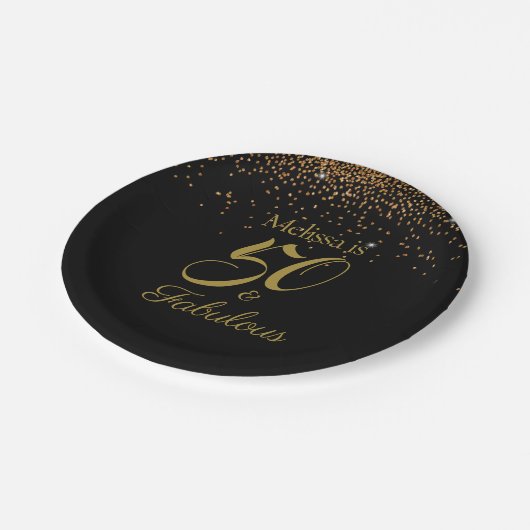 50 & Fabulous Elegant Black Gold Personalize Pappteller (Schrägansicht)