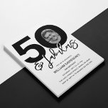 50 & Fabulous Foto 50. Geburtstagsfeier Einladung<br><div class="desc">Stilvoll bearbeitbare 50. Geburtstagseinladung mit 50 & fabelhaften,  großen 50 mit einem Foto in der Null,  mit schwarzem Schriftart über einem klassischen weißen Hintergrund und einem Geburtstagsgeschenk,  das leicht zu personalisieren ist.</div>