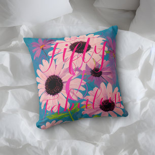 50 & Fabulous Pink Daisy auf Blue Happy Birthday Kissen