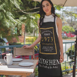 50. Geburtstag 1973 Name Elegant Black Gold Chic Schürze<br><div class="desc">Ein wunderbares Geburtstagsschwarz-goldenes Design auf einer Schürze für dieses besondere Fest. Passen Sie den Text einfach mit der bereitgestellten Vorlage an. Ein Teil der Standard-Reihe von Geburtstagsmaterialien.</div>