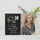 50. Geburtstag Cheers zu 50 Fabeljahre Schwarz Einladung (Stehend Vorderseite)