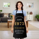 50. Geburtstag Geboren 1973 Black Gold Lady Schürze<br><div class="desc">Ein personalisiertes klassisches Schwarz-Schürze-Design für diese Geburtstagsfeier. Fügen Sie den Namen zu diesem Vintagen Retrostil Schwarz, Weiß und Gold für ein individuelles Geburtstagsgeschenk hinzu. Bearbeiten Sie den Namen und das Jahr einfach mit der Vorlage. Ein wunderbares Geschenk zum Geburtstag. Mehr Geschenke und Party Vorräte für das Party feiern im Laden....</div>