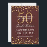 50. Geburtstag Gold Save the Date Confetti Burgund Einladung<br><div class="desc">Elegantes "50th Birthday Party" Design mit Imitats Glitzer Konfetti und Details Text. Einfach zu bedienen und leicht zu personalisieren. Bestelle noch heute!</div>