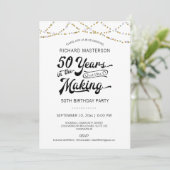 50. Geburtstag Gold String Lights Einladung (Stehend Vorderseite)