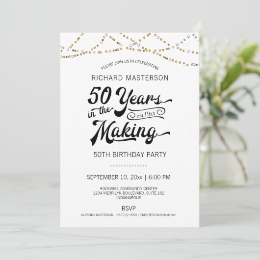 50. Geburtstag Gold String Lights Einladung (Stehend Vorderseite)