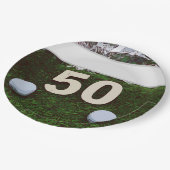50. Geburtstag Golfer mit Golfball auf Grün Pappteller (Schrägansicht)