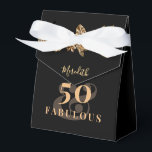 50. Geburtstag Luxus Golden Blume Elegante Klasse Geschenkschachtel<br><div class="desc">Luxuriöses Blumendekor mit Namen und Alter,  um für schick Geburtstagsfeiern zu personalisieren. Hauptfarben dieser Vorlage : schwarz,  weiß und gold (es werden normale Tinten verwendet,  keine metallischen).</div>