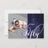 50. Geburtstag oder Jahrestag | Lila und weiß Einladung (Vorderseite)