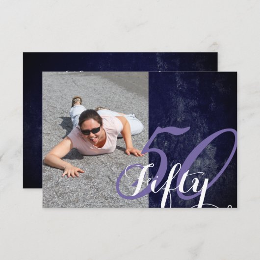 50. Geburtstag oder Jahrestag | Lila und weiß Einladung (Vorne/Hinten)