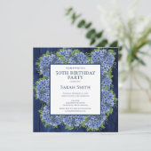 50. Geburtstag Rustic Wood Blue Hydrangeas Party Einladung (Stehend Vorderseite)