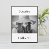 50. Geburtstag Schwarz-weißes Foto Überraschung El Einladung (Stehend Vorderseite)
